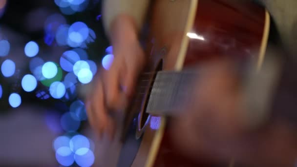Yakın Çekim Gitar Fretboard Ince Kadın Eli Noel Işıklarının Arkasında — Stok video