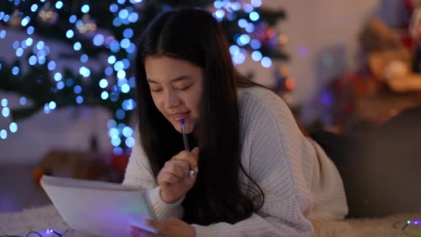 Retrato Sorrindo Encantadora Mulher Asiática Escrevendo Carta Papai Noel Deitado — Vídeo de Stock
