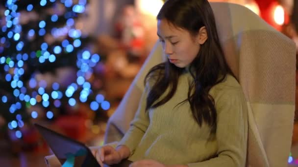 Concentrado Asiático Inteligente Jovem Digitando Teclado Laptop Sentado Cadeira Balanço — Vídeo de Stock