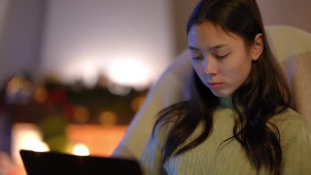 Skoncentrowany Inteligentny Azji Młoda Kobieta Surfowanie Internecie Laptopie Siedzi Salonie — Wideo stockowe