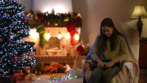 Mladá Štíhlá Asiatka Vchází Silvestra Obývacího Pokoje Sedá Houpací Židli — Stock video