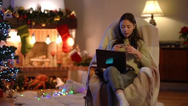 Retrato Una Joven Asiática Positiva Comprando Línea Navidad Sentada Mecedora — Vídeos de Stock