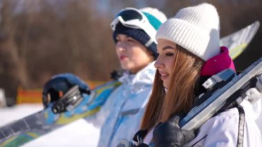 Yandan bakan iki büyüleyici beyaz kadın kış otelinde kayak ve snowboard ile dedikodu yaparak yürümeye başlıyor. Kendinden emin mutlu arkadaşlar güneşli bir günde sohbet edip eğleniyorlar.