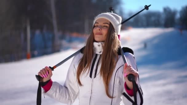 Portrét Mladé Okouzlující Sportovní Ženy Která Vdechuje Chladný Zimní Vzduch — Stock video