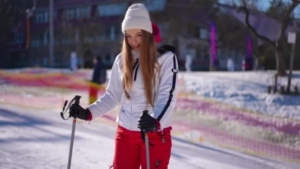 Güneşli Bir Günde Kendine Güvenen Beyaz Fit Bir Kadının Kayak — Stok video