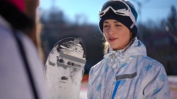 Femeie Veselă Râzând Vorbind Prieten Stând Soare Stațiunea Iarnă Snowboard — Videoclip de stoc