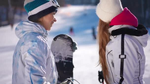 Seitenansicht Zwei Charmante Millennial Frauen Die Lachend Tratschend Auf Schneebedecktem — Stockvideo