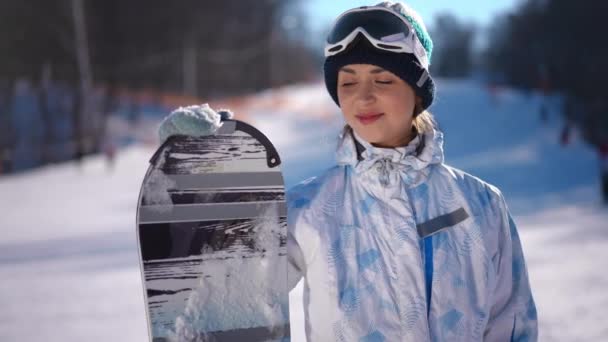 Snowboard Yapan Gülümseyen Kameraya Bakan Muhteşem Bir Kadının Portresi Mutlu — Stok video