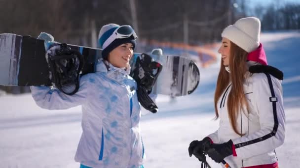 Due Belle Donne Allegre Con Snowboard Bastoni Sci Parlando Sorridente — Video Stock