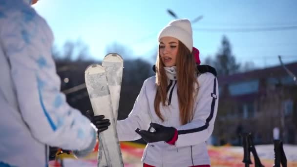 Annoyed Irritated Woman Convincing Friend Advantages Skiing Standing Sunny Day — Stock Video