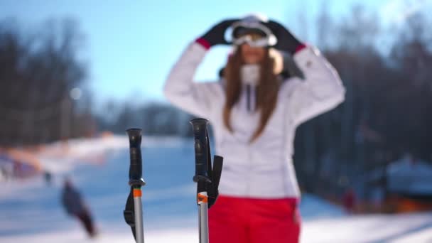 Kutub Ski Bawah Sinar Matahari Resor Musim Dingin Dengan Wanita — Stok Video