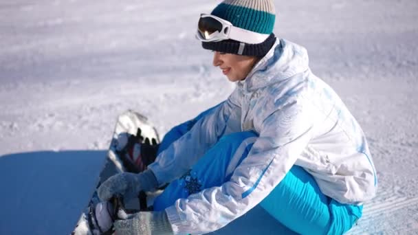 Seitenansicht Porträt Einer Selbstbewussten Fitten Frau Die Snowboard Füßen Anpasst — Stockvideo