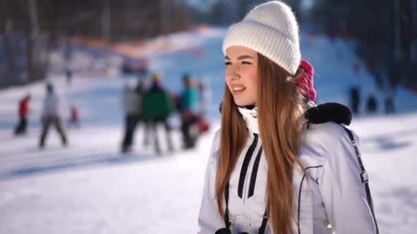 Ung Kvinna Med Kikare Som Tittar Bort Stående Solljus Skidorten — Stockvideo