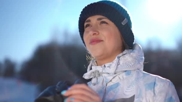 Зблизька Красива Молода Жінка Використовує Бінокль Дивлячись Усмішку Стоїть Холодного — стокове відео