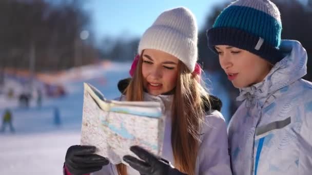 Güneşli Kayak Merkezinden Ayrılan Iki Genç Kadın Yol Haritasını Kullanıyor — Stok video