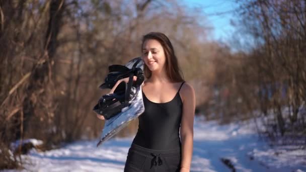 Ritratto Bella Donna Che Tiene Snowboard Sulla Spalla Sorridente Guardando — Video Stock