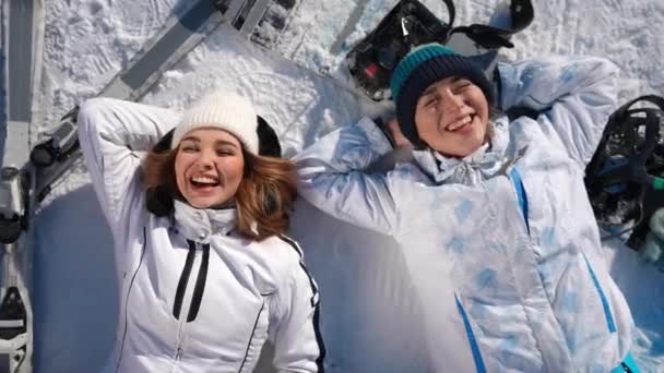 Widok Góry Dwie Radosne Kobiety Śmiejące Się Leżące Białym Śniegu — Wideo stockowe