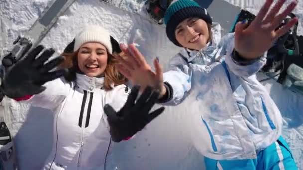 Zwei Zufriedene Frauen Die Auf Weißem Schnee Liegen Und Die — Stockvideo