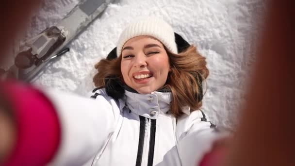 Top View Wesoły Wspaniały Kobieta Grimacing Biorąc Selfie Leżące Białym — Wideo stockowe