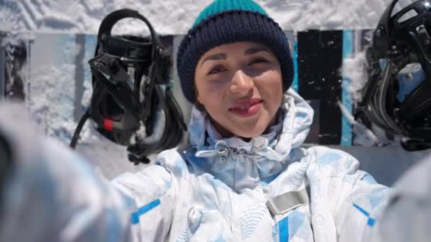 Selfie Aparat Pov Uśmiechniętej Pięknej Kobiety Leżącej Śniegu Robi Zdjęcia — Wideo stockowe