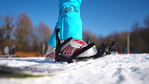 Αγνώριστη Γυναίκα Στερέωση Snowboard Στα Πόδια Στέκεται Στο Χιονοδρομικό Κέντρο — Αρχείο Βίντεο