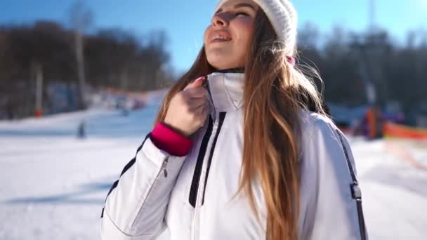 Впевнена Задоволена Жінка Застібає Спортивне Пальто Стоячи Гірськолижному Курорті Дивлячись — стокове відео