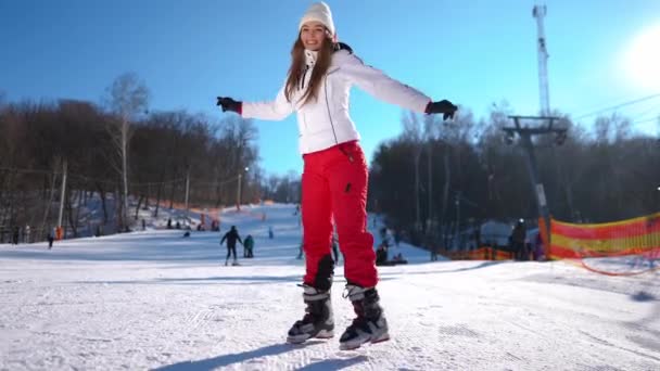 Glädjande Vacker Glad Kvinna Hoppar Upp Slow Motion Poserar Skidorten — Stockvideo