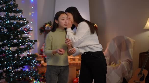 Junge Schlanke Asiatin Mit Überraschtem Gesichtsausdruck Die Gerüchten Lauscht Während — Stockvideo
