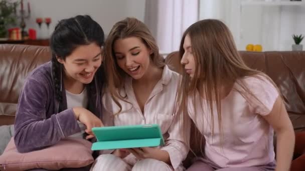 Çekici Genç Arkadaş Sosyal Medyada Dijital Tablette Geziniyor Oturma Odasında — Stok video