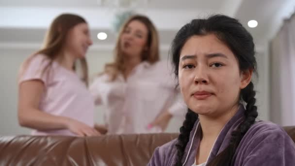 Detailní Záběr Depresivní Smutné Asijské Ženy Dívající Kamery Jako Rozmazané — Stock video