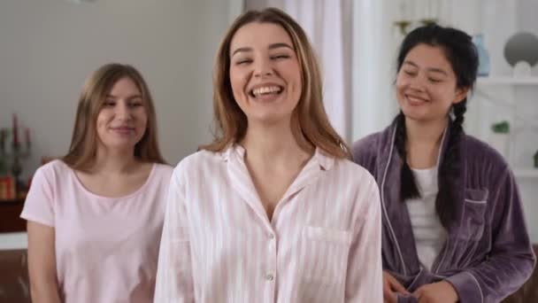 Portretul Unei Tinere Fericite Superbe Care Uită Cameră Zâmbind Prietenii — Videoclip de stoc