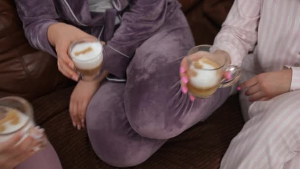 Yüksek Açı Tanınmayan Kadının Kanepede Oturarak Kahve Fincanlarını Tokuşturması Rahat — Stok video