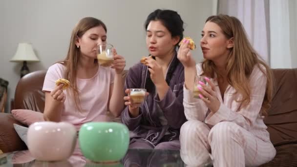 Trois Jeunes Femmes Positives Mangeant Des Crêpes Savoureuses Buvant Café — Video