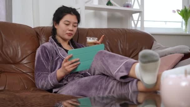 Portrait Une Jeune Femme Asiatique Heureuse Détendue Assise Sur Canapé — Video