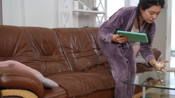 Jovem Mulher Asiática Relaxada Pijama Entrando Sala Estar Com Tablet — Vídeo de Stock