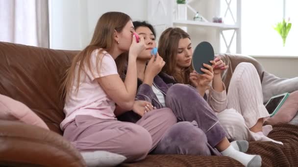 Güzel Konsantre Genç Kadın Oturma Odasındaki Kanepede Pijamalarıyla Konuşarak Makyaj — Stok video