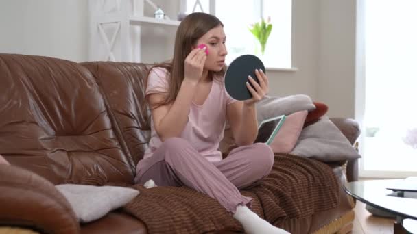 Amplo Tiro Concentrado Bela Mulher Aplicando Maquiagem Sentado Pijama Com — Vídeo de Stock