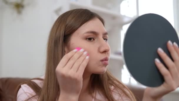 Close Mulher Satisfeita Aplicando Maquiagem Sorrindo Olhando Espelho Mão Sentado — Vídeo de Stock