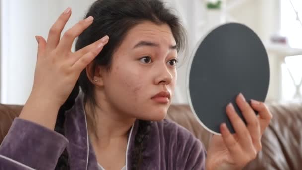 Close Asiático Jovem Mulher Examinando Acne Rugas Olhando Espelho Mão — Vídeo de Stock