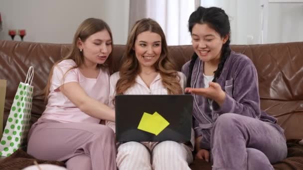 Przodu Widok Trzech Wesołych Pięknych Kobiet Rozmawiających Śmiejąc Zakupy Online — Wideo stockowe