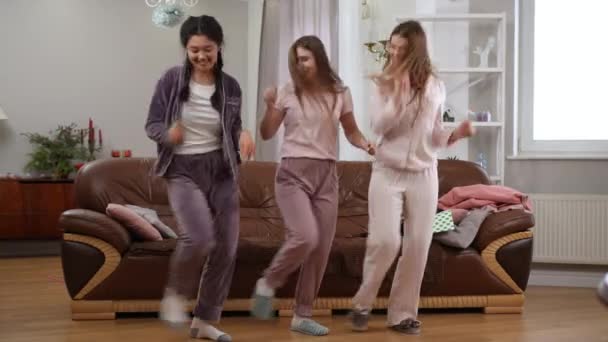 Large Plan Trois Femmes Joyeuses Dansant Dans Salon Sur Pyjama — Video