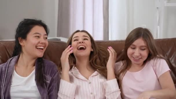 Zoom Panorámica Tres Mujeres Jóvenes Alegres Riendo Voz Alta Sentado — Vídeos de Stock