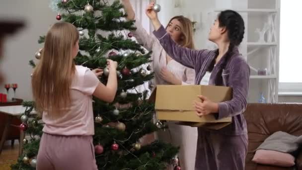 Encantadoras Mujeres Caucásicas Asiáticas Quitándose Las Decoraciones Navidad Hablando Pie — Vídeos de Stock