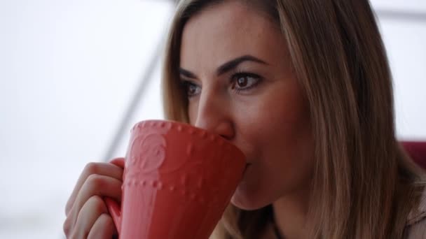 Retrato Cabeza Hermosa Mujer Caucásica Confiada Bebiendo Café Sonriendo Disfrutando — Vídeos de Stock