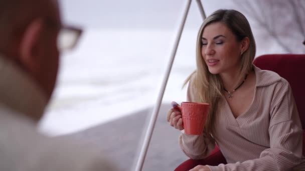 Retrato Hermosa Esposa Hablando Con Marido Bebiendo Café Mañana Sentado — Vídeos de Stock