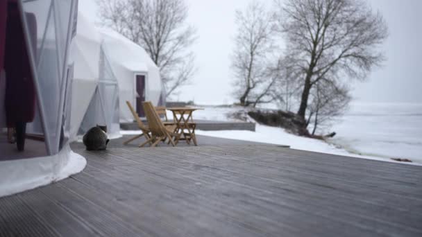 Ampla Paisagem Inverno Nevado Tiro Com Eco Hotel Quartos Abobadados — Vídeo de Stock