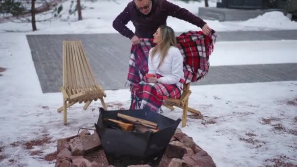 Weitschossene Zufriedene Frau Sitzt Lagerfeuer Während Mann Freundin Mit Decke — Stockvideo