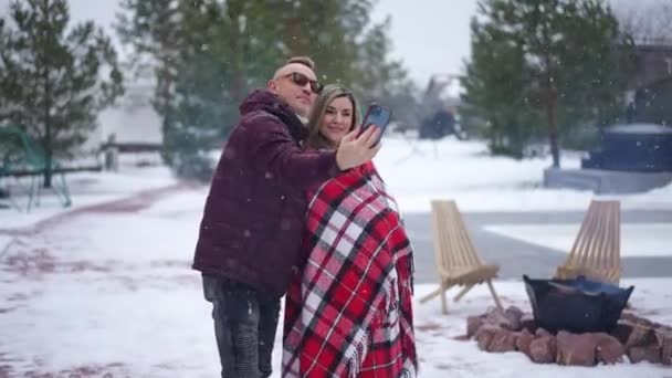 Casal Amoroso Tomando Selfie Dia Inverno Nevado Livre Sorrindo Retrato — Vídeo de Stock