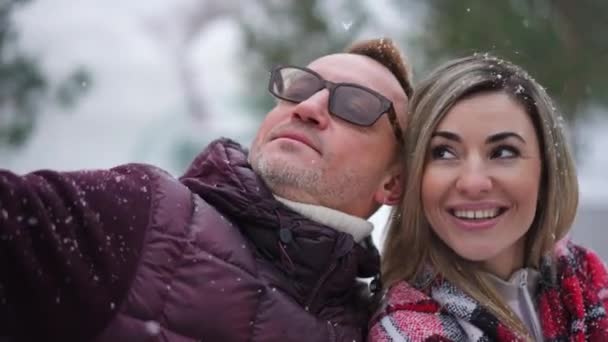 Glädjefyllda Par Grimaserar Tar Selfie Vinterdagen Med Vit Snö Faller — Stockvideo