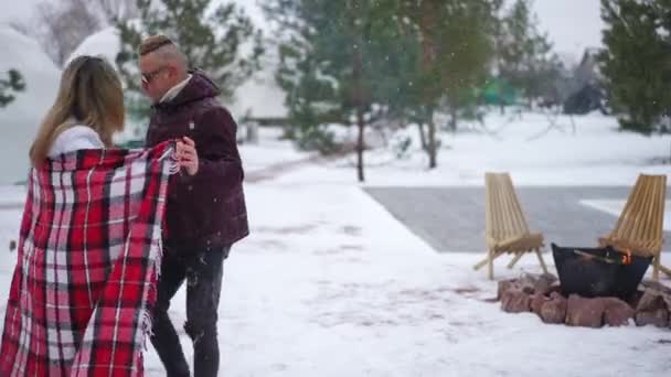 Nadšený Sebevědomý Milující Pár Tančí Sněžném Dni Venku Nalevo Šťastný — Stock video